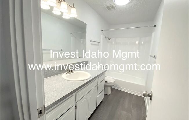 2 beds, 1 bath, $1,225, Unit 4