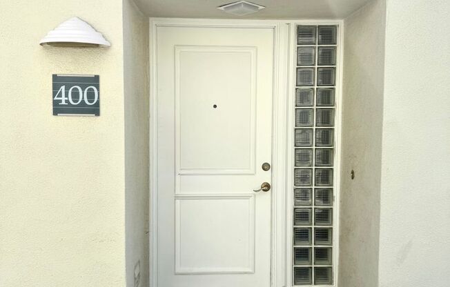 Penthouse Condominium in a Prime Irvine Location - 1 Bed | 1 Bath | 835 SF
