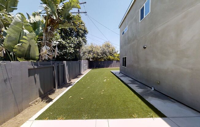 4BD/2BA w Large Deck!