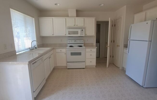 Beautiful Bright 3 bedroom - A/C  - Move in ready !!!!