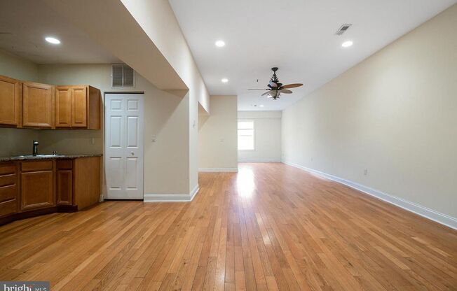 2 beds, 2 baths, 988 sqft, $2,100, Unit 215