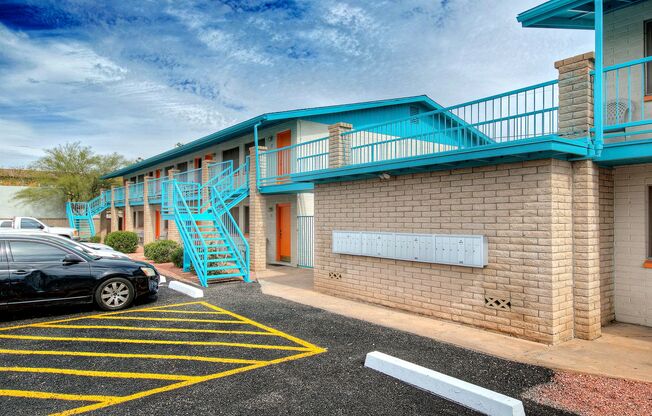 AMAZING LOWER REMODELED*1BD*1BA*CENTRAL AIR/HEAT*HWFLS*STAINLESS STEEL APPLIANCES*PARKING*POOL*IN THE HEART OF TEMPE