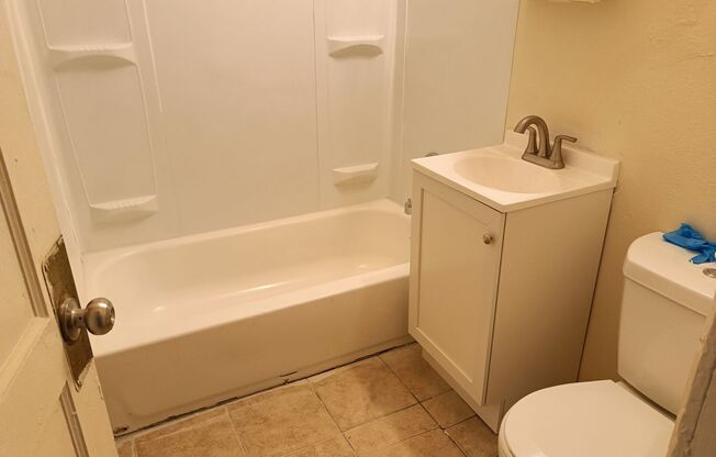 3 beds, 1 bath, $1,050, Unit upper