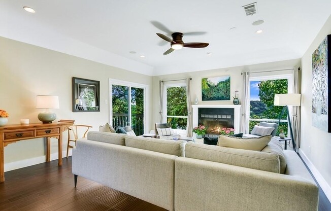 5512 OAKWOOD CV