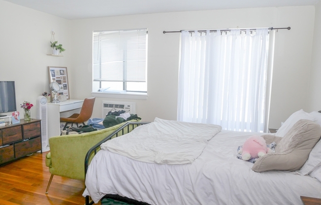 Studio, 1 bath, 999 sqft, $1,950, Unit 33