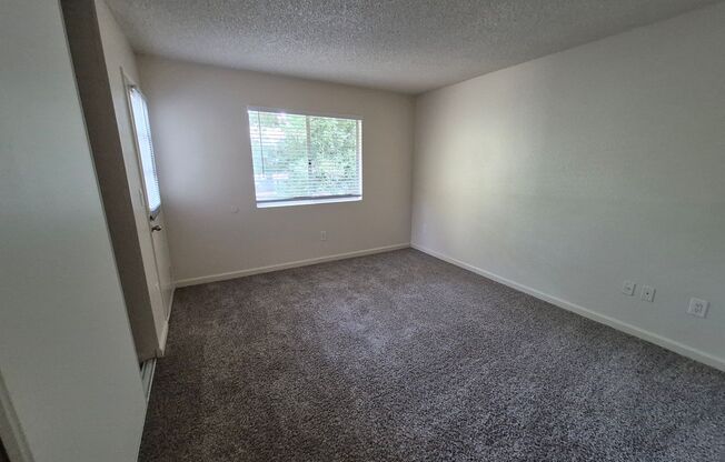 2 beds, 1 bath, 920 sqft, $1,800, Unit 18