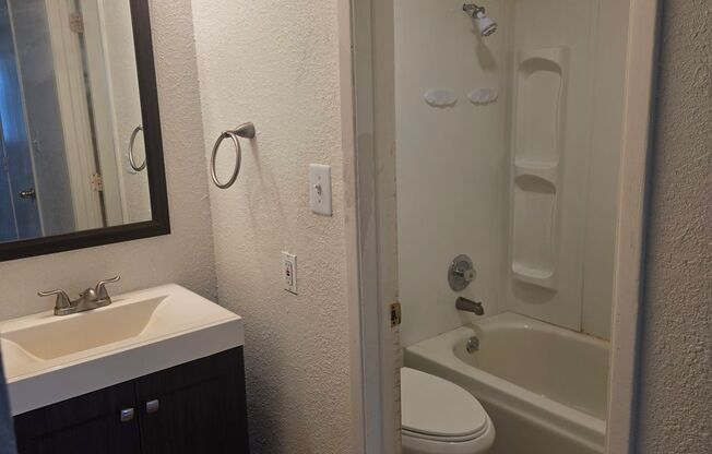 Studio, 1 bath, 375 sqft, $940, Unit 36