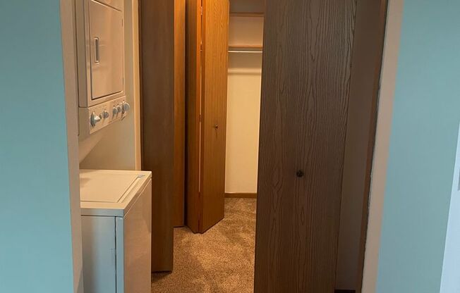 3 beds, 1 bath, 1,040 sqft, $1,695, Unit 3164-305