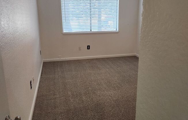 1 bed, 1 bath, 575 sqft, $1,275, Unit 01