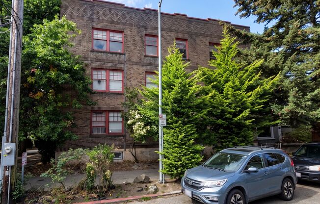 Huntington Arms - Located on the west slope of Capitol Hill