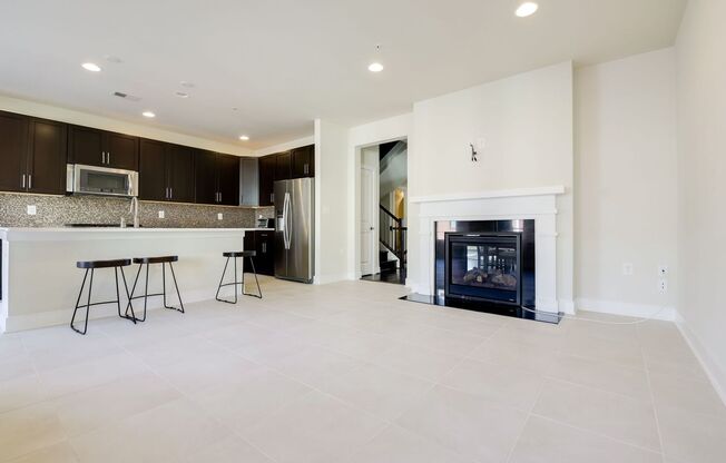 Updated 3br/2.5ba Condo Townhome Alexandria Walk to Metro