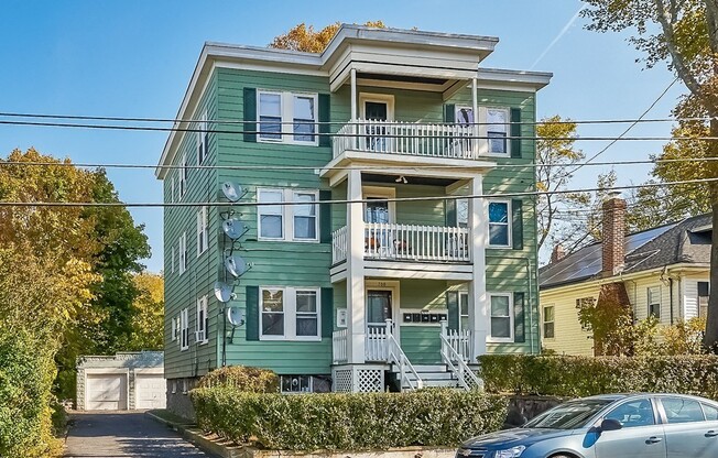 700 METROPOLITAN AVE
