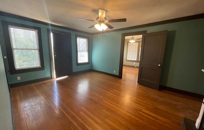 Elegant 2/1 Upstairs Unit w/ Real Hardwood Floors All Throughout ~ Gas Fireplace ~ Balcony ~ Laundry Onsite ~ Minutes to EXCITING Downtown Fort Worth ~ Lease Today ((ASAP MOVE IN))