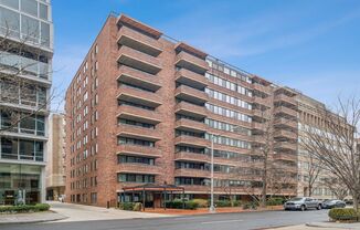 Modern 2BR/2BA Condo in Prime DC Location – Parking Included!