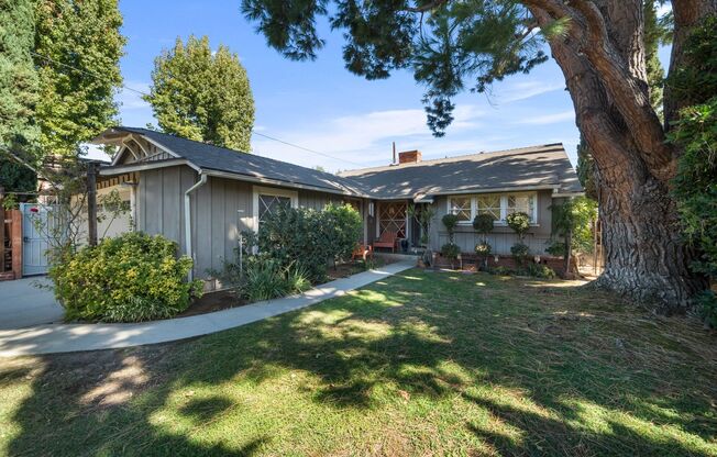 Luxurious Birdhouse Ranch Mellenthin Home with Pool