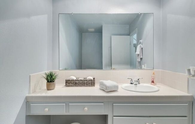 Beautiful 3 bed / 2.5 bath Townhome with Patio and 2 car garage in Huntington Beach