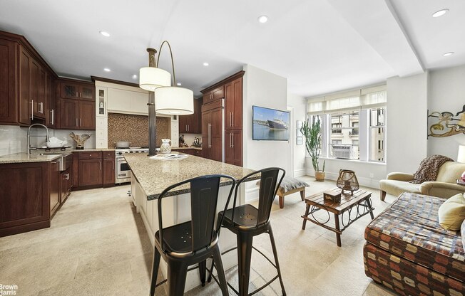 650 W END AVE