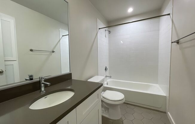 2 beds, 2 baths, 900 sqft, $1,550, Unit LAW11-204