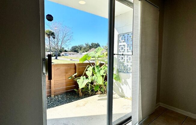 2 beds, 1 bath, 920 sqft, $1,899, Unit 24