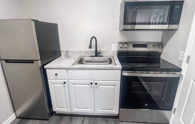 MOVE IN SPECIAL !! COZY 1/1  CONVENIENTLY LOCATED CLOSE TO DOWNTOWN ST. PETERSBURG
