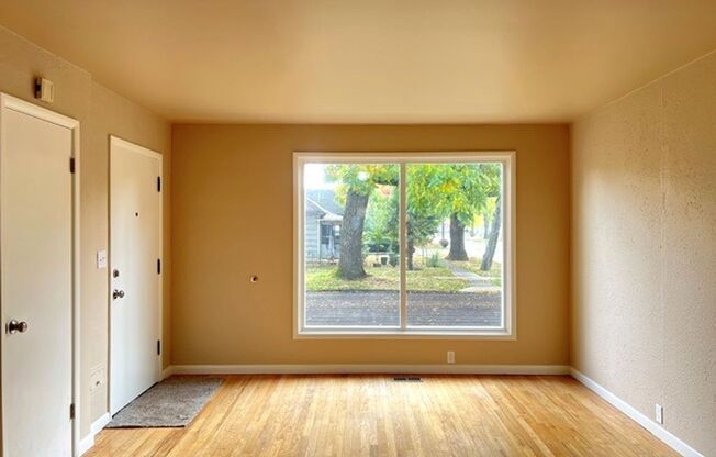 2Bd/1Ba Single Story House w/ Basement - Available Now!