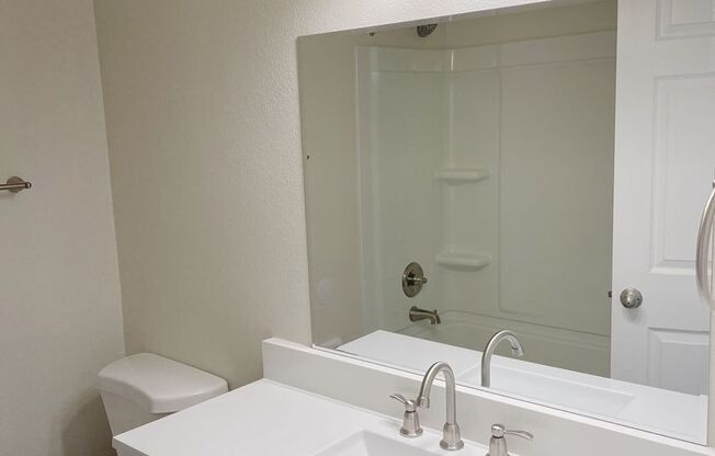 2 beds, 1 bath, 845 sqft, $1,595, Unit 26