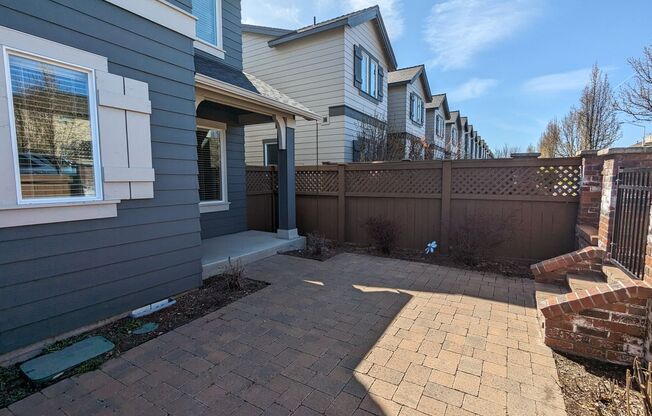 Spacious 3x2.5 townhouse with a fenced front yard and upstairs bonus area