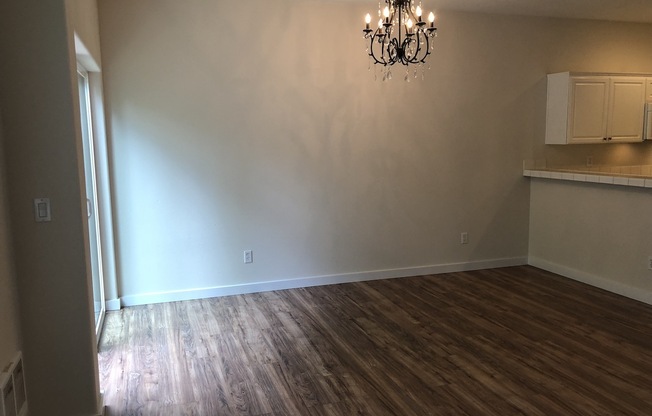 Beautiful Townhouse in Prime Tigard Location – 2 Bed + Bonus Room – Walk to Washington Square!