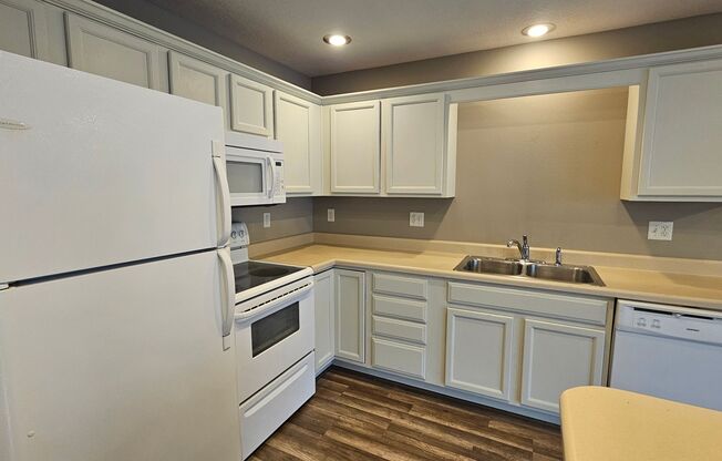 Modern 3-Level Townhouse in a Desirable Neighborhood – Spacious & Stylish!