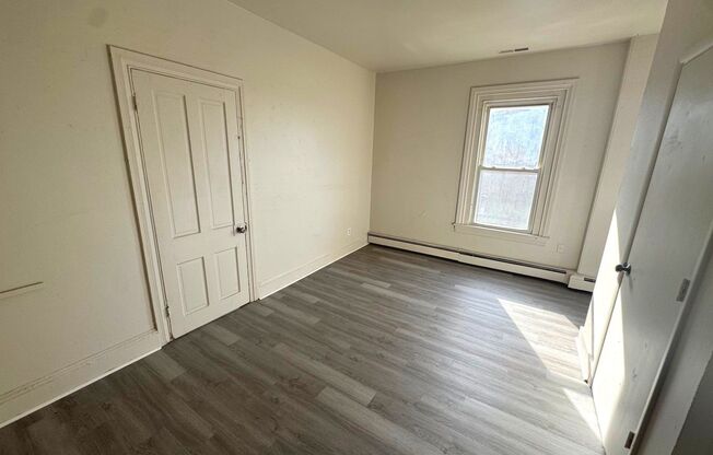 3 beds, 1 bath, $1,700, Unit 118 Apt 3