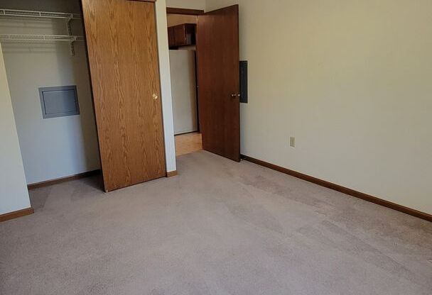 2 beds, 1 bath, $995