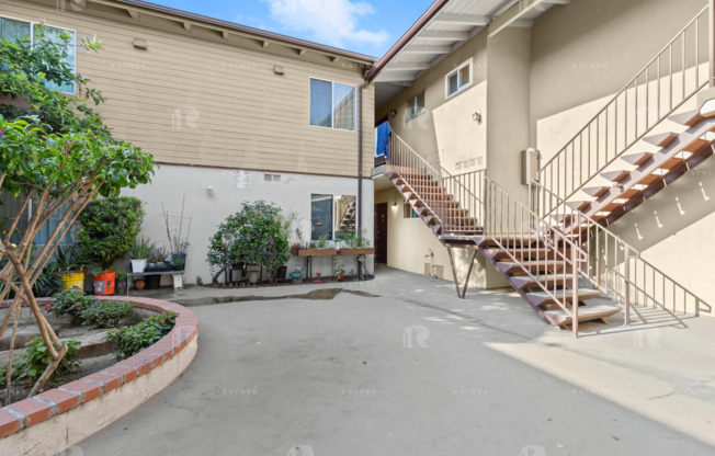 (Anna) 6725 Laurel Canyon Blvd