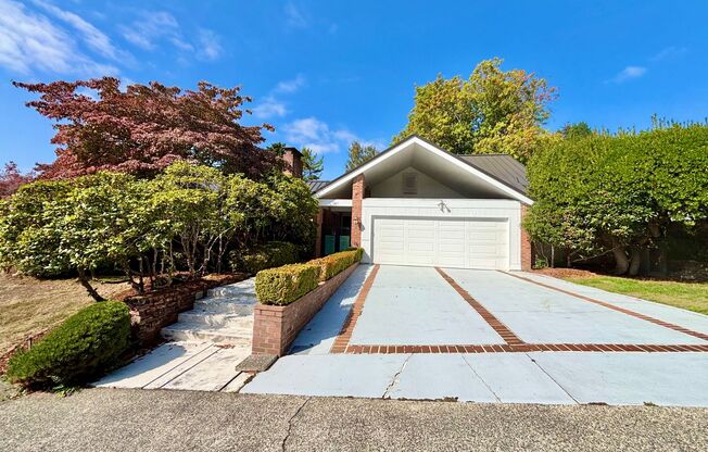Elegant Windermere Home with Spacious Living, Private Courtyard & Lake Washington Proximity