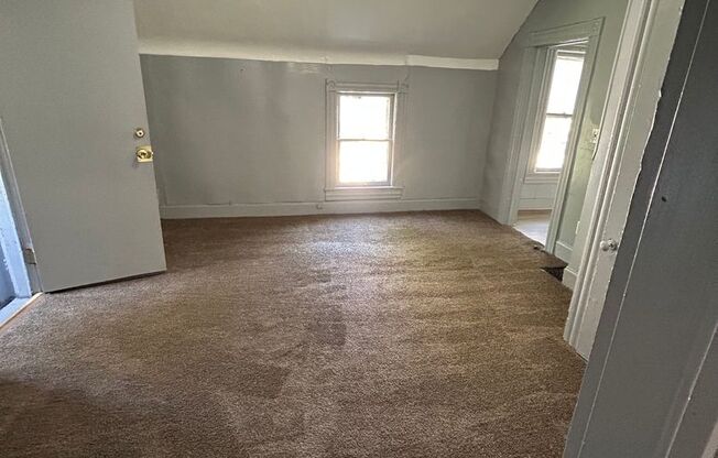 2 beds, 1 bath, 980 sqft, $850, Unit Up