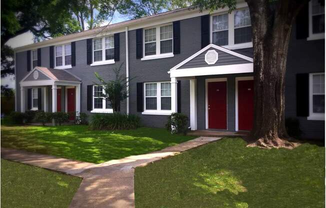 Park-like green spaces at Midtown Oaks Townhomes in Mobile, AL