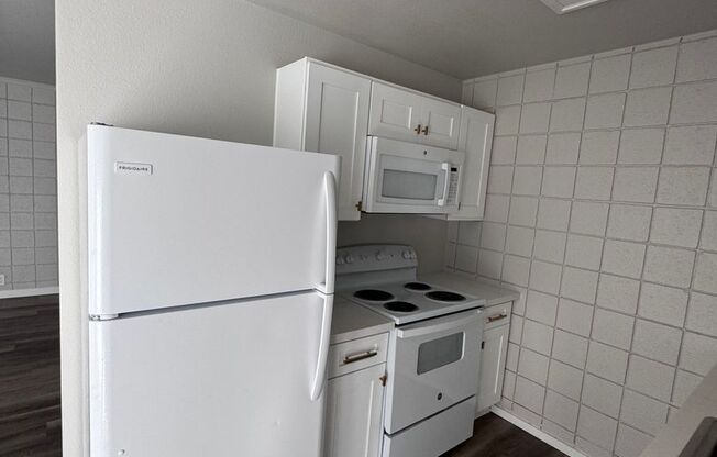 2 beds, 1 bath, 800 sqft, $1,925, Unit 8