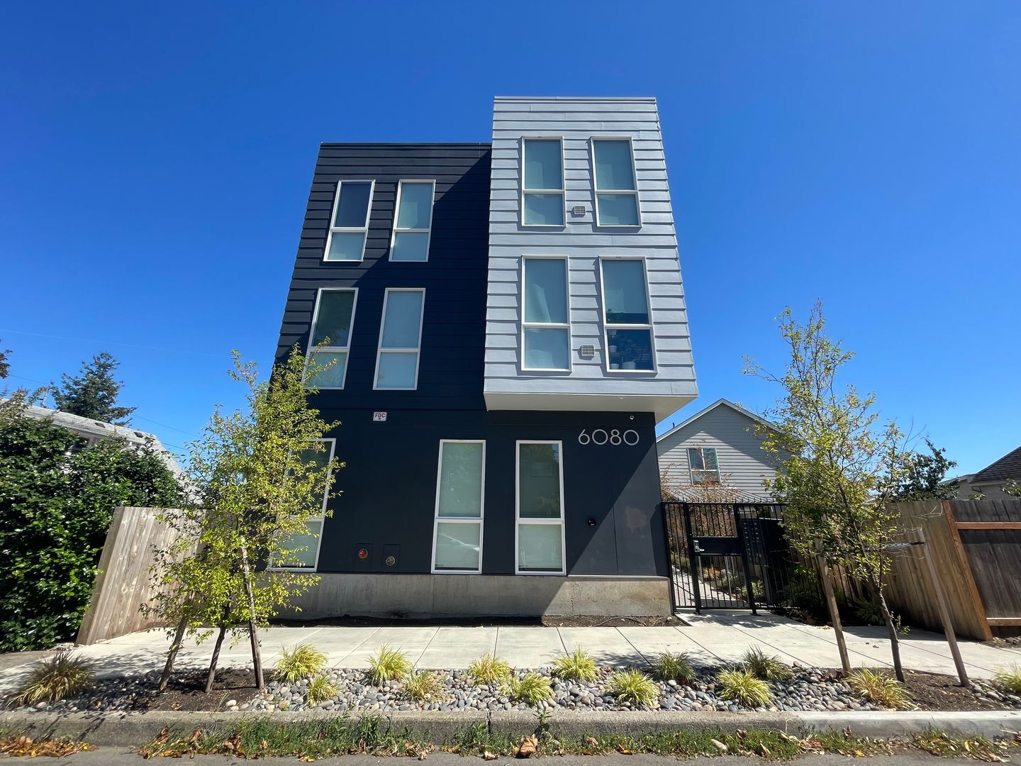 1Bd/1Ba Condo in the SE Lents Neighborhood ~ Washer/Dryer in Unit, Stainless Steel Appliances, Quartz Counter Tops!