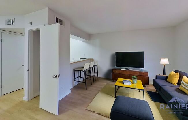 1 bed, 1 bath, 700 sqft, $899, Unit LAW11-213