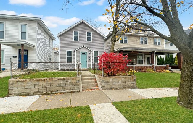 Check out this lovely 4 bedroom 1.5 bathroom on the SW side of Grand Rapids-Close to downtown, GVSU downtown campus