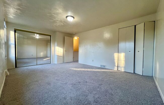 Must-See Two Bedroom Townhouse in Plum! Updated Kitchen, NEW Carpet & More! Call Today!