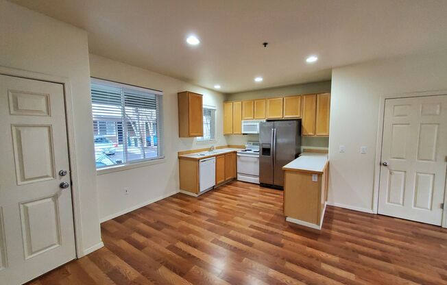 Great Location! 2 Bed 2 Bath Townhouse Style Condo! Open Concept! Laminate Floors Throughout Main!