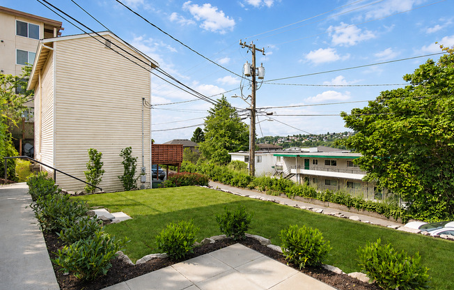 Back Nine Apartments - Located on the west slope of Queen Anne
