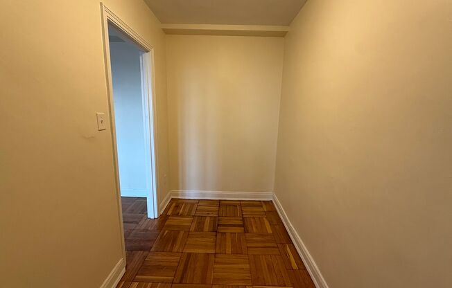 Studio, 1 bath, 413 sqft, $1,425, Unit Royal York 415