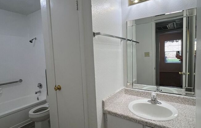 1 bed, 1 bath, 660 sqft, $950, Unit 215