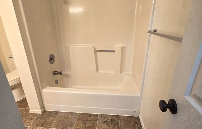 3 beds, 1 bath, 1,040 sqft, $1,625, Unit 16