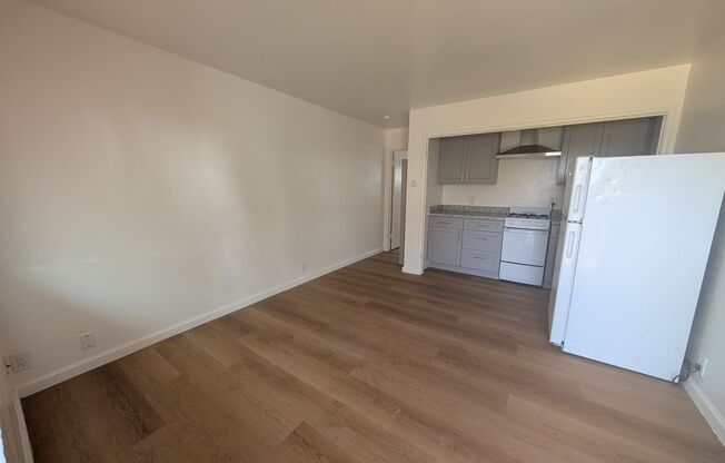 Comfortable one bedroom unit, convenient location to shopping and transportation