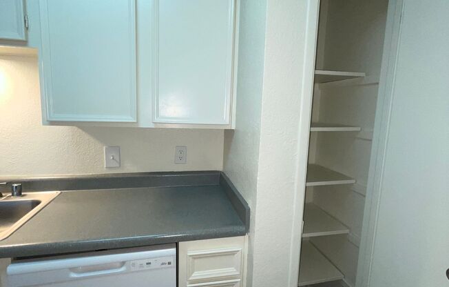 2 beds, 1 bath, 993 sqft, $1,595, Unit 13-18