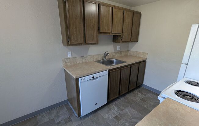 2 beds, 1 bath, 756 sqft, $1,150, Unit 77