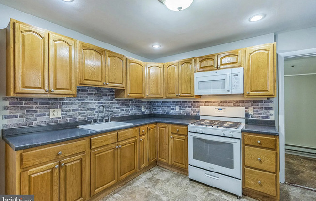 Spacious & Updated Grays Ferry Rowhome Near Parks and Center City — Accepting ALL PHA voucher holders