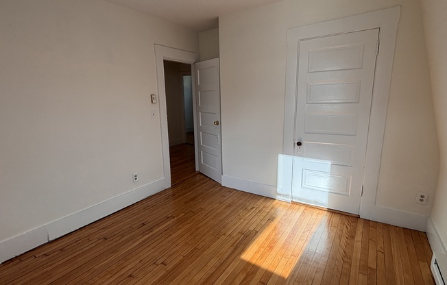 2 beds, 1 bath, $3,250, Unit 3